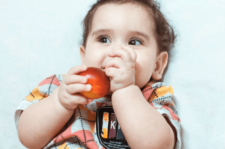 איזה פירות לתת לתינוק בן חצי שנה